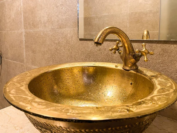 Grifo Oro Con Lavabo Cuarto Baño Hotel — Foto de Stock