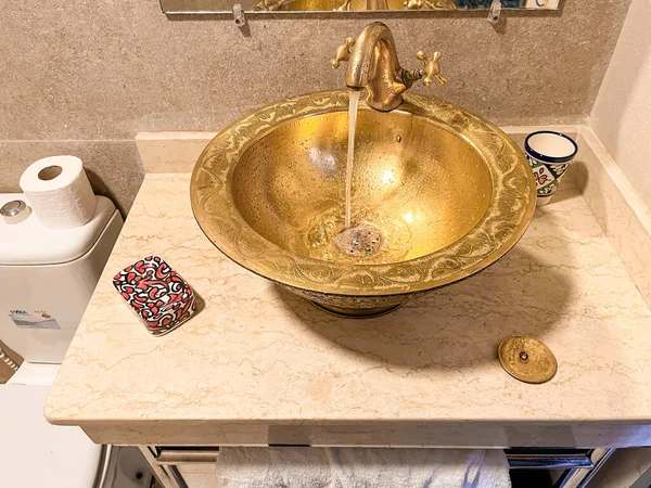 Robinet Doré Avec Son Lavabo Dans Une Salle Douche Hôtel — Photo