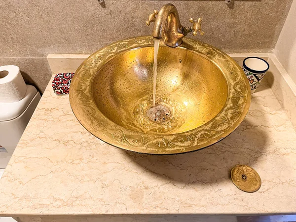 Robinet Doré Avec Son Lavabo Dans Une Salle Douche Hôtel — Photo