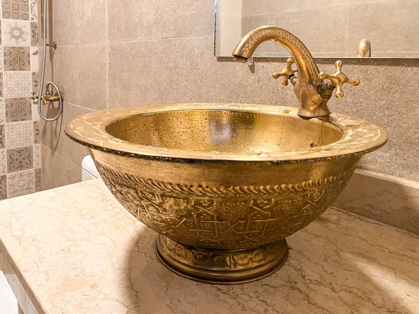 Złoty Kran Umywalką Łazience Hotelu — Zdjęcie stockowe