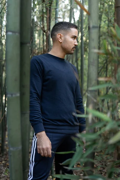 Fas 'ta halka açık bir bambu parkında poz veren Faslı bir adam.