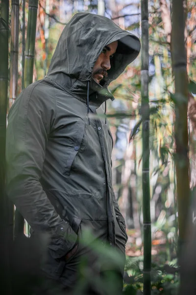 Fas 'ta halka açık bir bambu parkında poz veren Faslı bir adam.