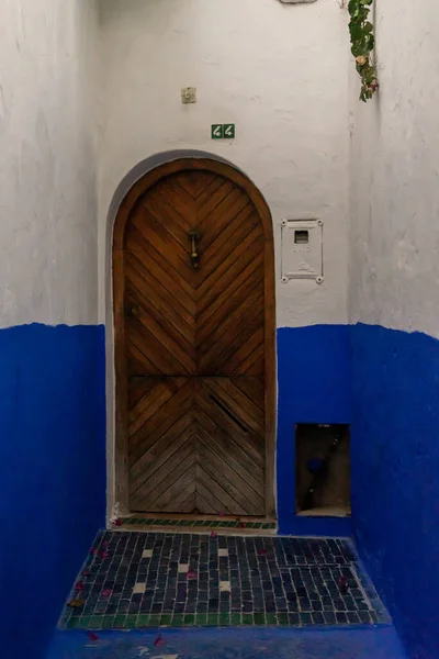 Porta Madeira Marrom Com Passarela Lavada Azul Branca Medina Asilah — Fotografia de Stock