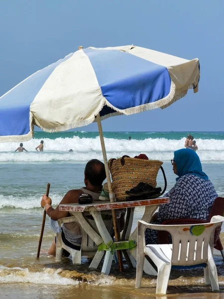 Koca Karısı Yaz Tatili Boyunca Okyanus Suyunda Sandalyelerinde Dinleniyorlar — Stok fotoğraf