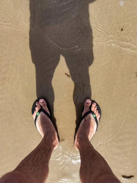 Nogi Nierozpoznawalnego Mężczyzny Stojące Plaży Maroku — Zdjęcie stockowe