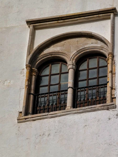 アッシラの古いメディアで金属製の手すりで保護された2つの小さな窓 — ストック写真