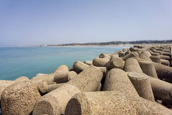 Turkuaz bir okyanustaki kayaların bariyer yapısını