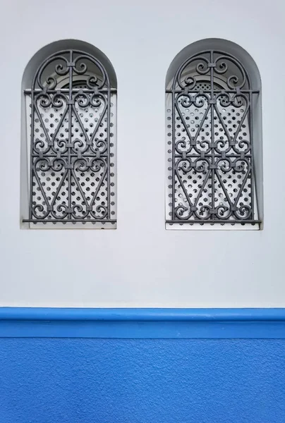 Asilah 'ın eski Medine' sinde metal parmaklıklarla korunan iki küçük pencere.