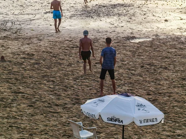 Group Friends Playing Soccer Beach Sunset Time — Stock Photo, Image