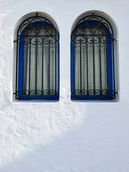 Dos Pequeñas Ventanas Protegidas Con Barandillas Metálicas Antigua Medina Asilah — Foto de Stock