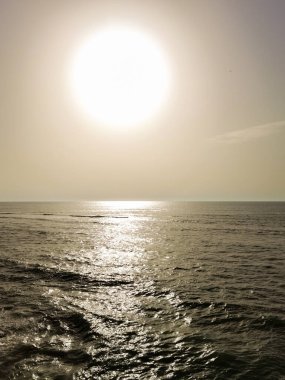Atlantik okyanusunda gün batımı yansıması