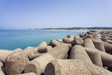 Turkuaz bir okyanustaki kayaların bariyer yapısını