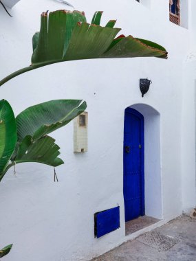 Asilah Medinesi 'nde kapalı mavi ahşap kapı