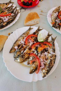 Fas 'ta ucuz deniz ürünleri tabağı.