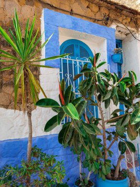 Asilah 'ta maviyle yıkanmış şık taş ev penceresi.