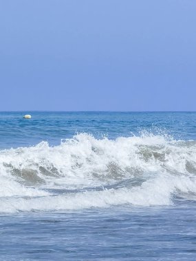 Atlantik okyanusunda beyaz köpük sıçraması