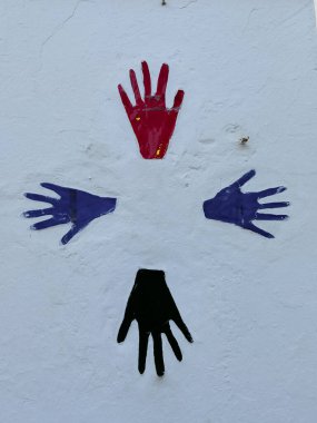 Beyaz bir duvarda 4 mozaik el izi