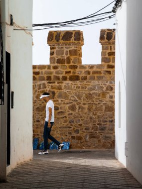 Asilah 'ın sokaklarında yürüyen adam