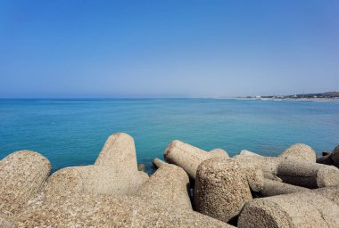 Turkuaz bir okyanustaki kayaların bariyer yapısını