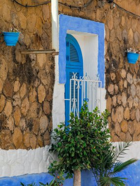 Asilah 'ta maviyle yıkanmış şık taş ev penceresi.