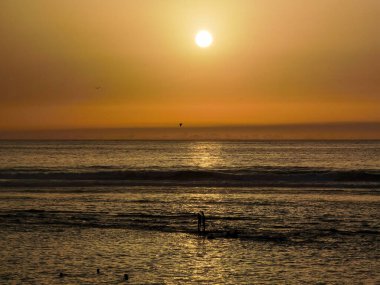 Atlantik Okyanusu üzerinde güzel turuncu gün batımı manzarası