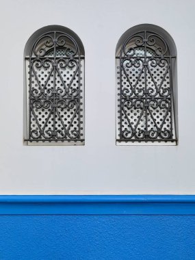 Asilah 'ın eski Medine' sinde metal parmaklıklarla korunan iki küçük pencere.