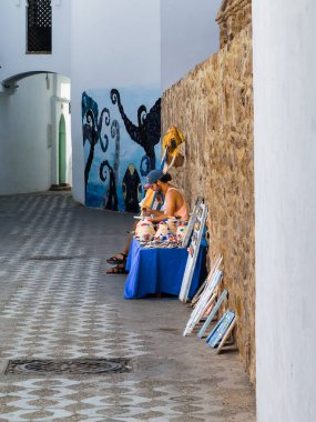 Assilah 'ın eski Medine' sinde el yapımı şeyler satan Faslı bir adam.