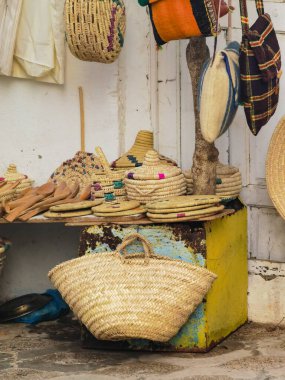 Fas sokaklarında el yapımı Wicker nesneleri