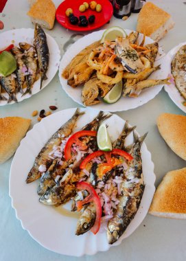 Fas 'ta ucuz deniz ürünleri tabağı.