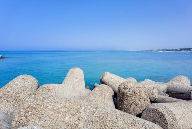 Turkuaz bir okyanustaki kayaların bariyer yapısını