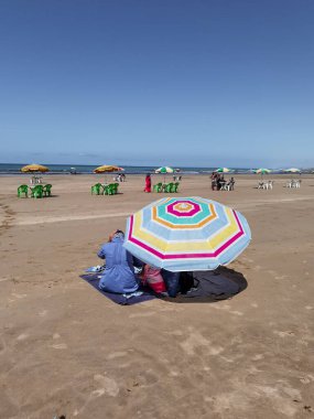 Faslı insanlar sahilde eğleniyor.