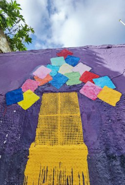 Duvara renkli küplerin boyanması