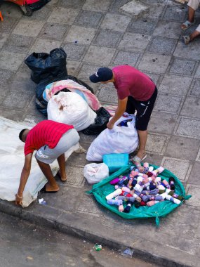 Faslı adam, kadın ürünlerini sokak pazarında satmak için hazırlıyor.