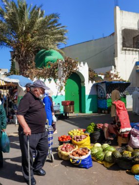 Sokak pazarında dolaşan Faslı insanlar.