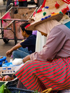 Sokakta sebze satan Faslı kadın.