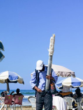 Faslı adam sahilde şeker satıyor.