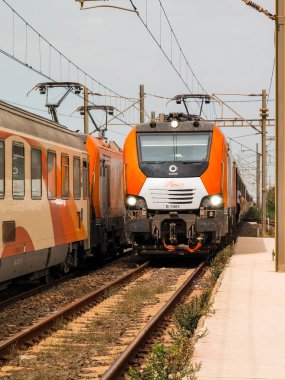 ONCF treni Fas 'taki istasyona yaklaşıyor.