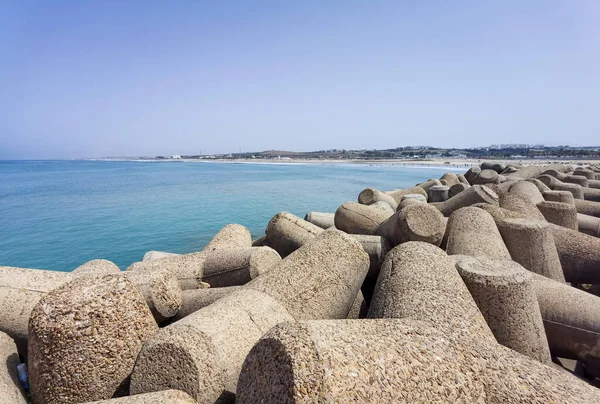 Turkuaz bir okyanustaki kayaların bariyer yapısını