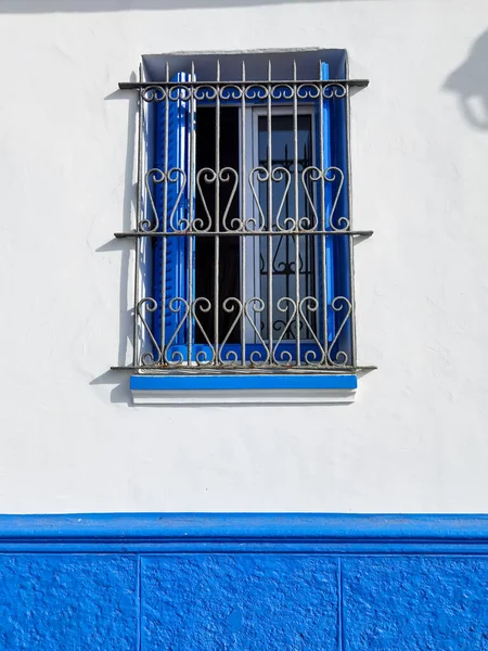 Asilah 'ın eski Medine' sinin mavi ahşap penceresi
