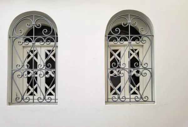 Asilah 'ın eski Medine' sinde metal parmaklıklarla korunan iki küçük pencere.