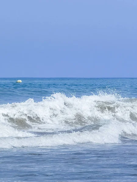 Atlantik okyanusunda beyaz köpük sıçraması