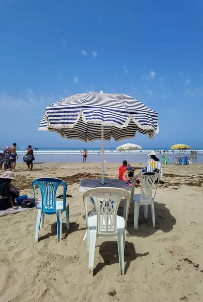 Yerel halk sahilde eğleniyor.