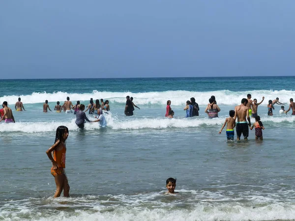 当地居民在海滩上享受暑假 — 图库照片