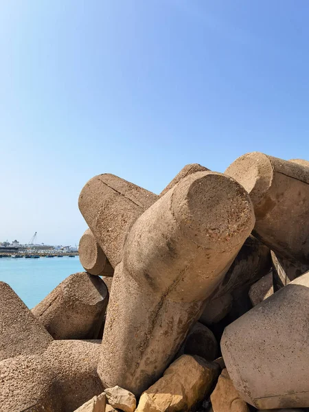 Turkuaz bir okyanustaki kayaların bariyer yapısını