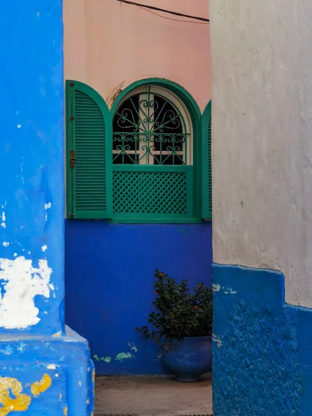 Asilah 'ın eski Medine' sindeki bir evin turkuaz ahşap penceresi.