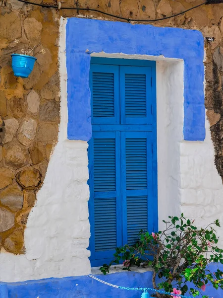 Asilah 'ta maviyle yıkanmış şık taş ev penceresi.