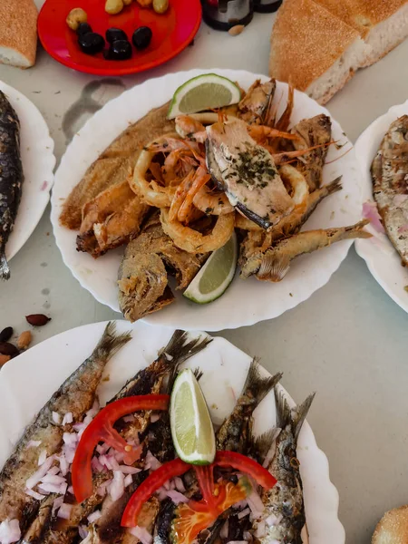 Fas 'ta ucuz deniz ürünleri tabağı.