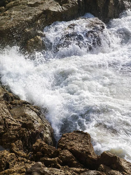 Ondas Batendo Nas Rochas Costeiras — Fotografia de Stock