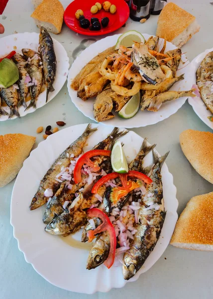 Fas 'ta ucuz deniz ürünleri tabağı.