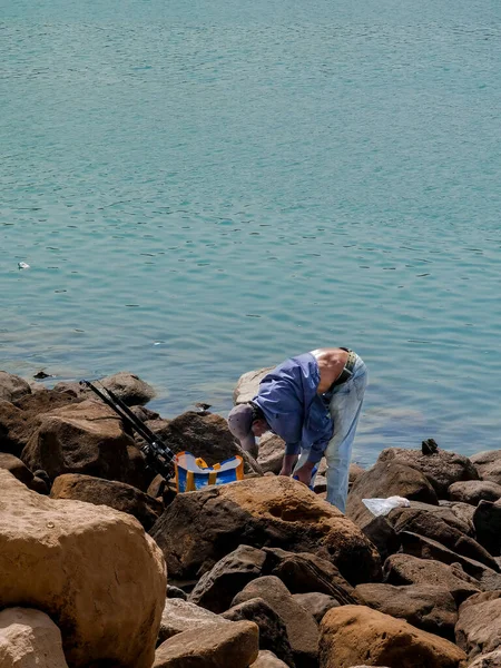 Pescador Pesca Uma Praia Marroquina — Fotografia de Stock